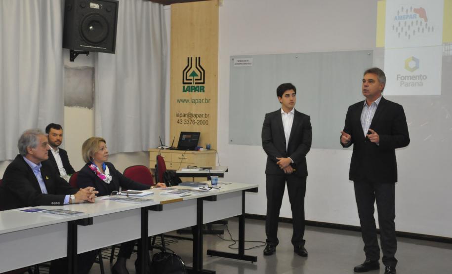 Instituição financeira do Governo do Estado assinou contratos com as associações comerciais de Londrina, Maringá e Ibiporã. Parceria facilita a contratação de financiamentos de R$ 20 mil a R$ 1,5 milhão para micro e pequenas empresas na região.
