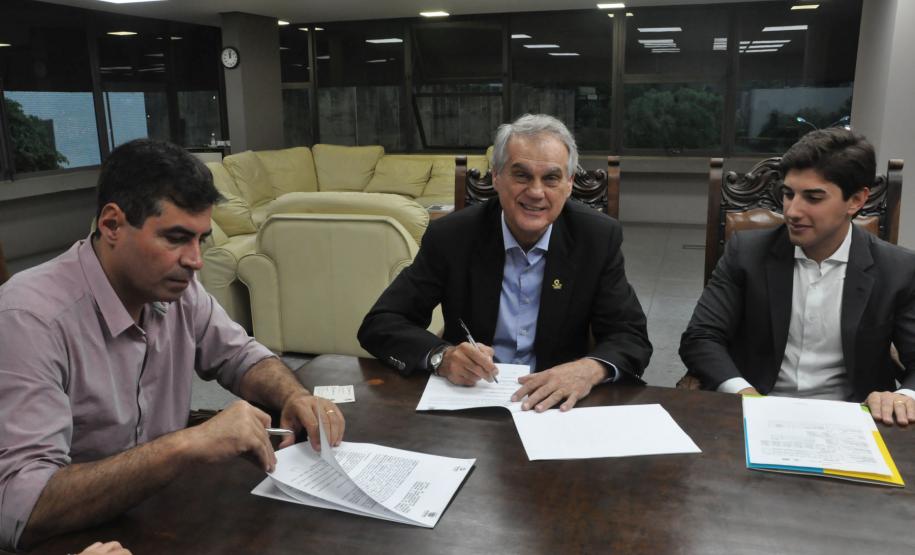 Em Londrina, em encontro com o prefeito Marcelo Belinati, a Fomento Paraná renovou o acordo de cooperação para que o município volte a ter agentes de crédito atuando para oferecer financiamentos de microcrédito para apoiar os pequenos negócios.