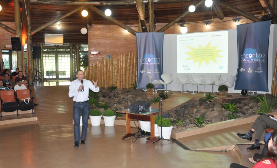 Fomento Paraná apresenta linha Microcrédito Fácil Linha de microcrédito da instituição financeira estadual foi adaptada para simplificar e tornar mais rápido e fácil o processo de concessão do crédito. O gerente de Mercado da instituição, Richer de Matos, fala sobre as mudanças.