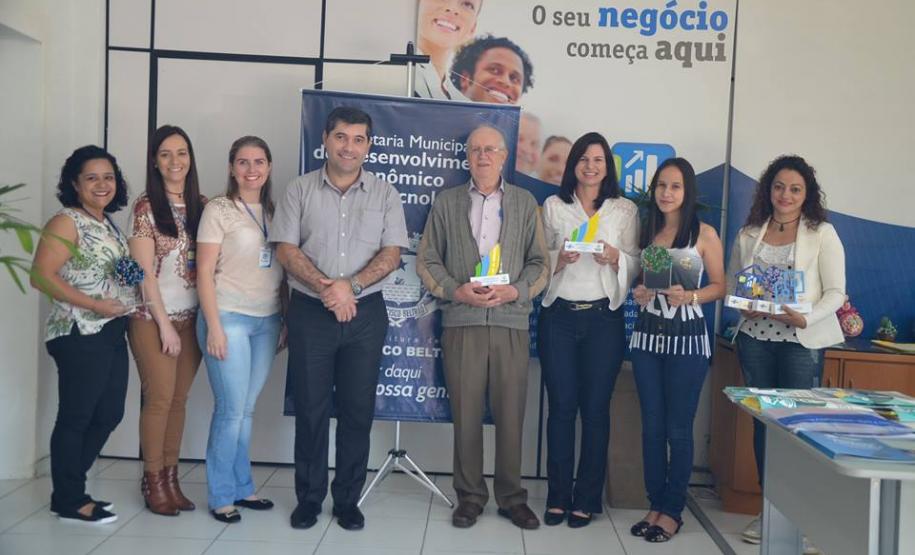 Francisco Beltrão comemora prêmios do Microcrédito Os agentes de crédito Luciana Dani e Itacir Rovaris foram homenageados pela Fomento Paraná, com destaque na atuação estadual no Prêmio Fomento Paraná e Sebrae-PR de Microcrédito 2017. Francisco Beltrão ficou entre os três melhores no estado na qualidade de aplicação do microcrédito para micro e pequenas empresas.