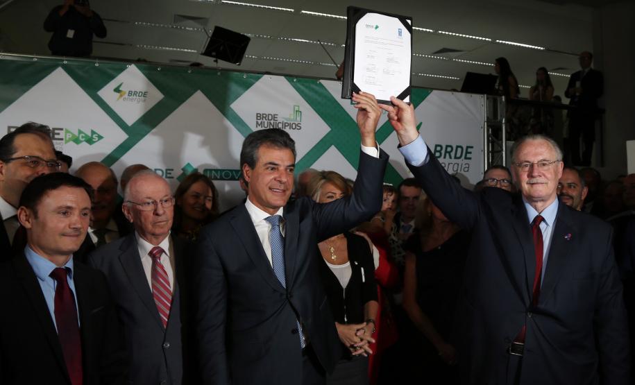 Paraná assume presidência do BRDE e quer ampliar oferta de recursos Governador Beto Richa participa da posse de Orlando Pessuti na Presidência do BRDE, em substituição a Odacir Klein.Curitiba, 14/11/2017.