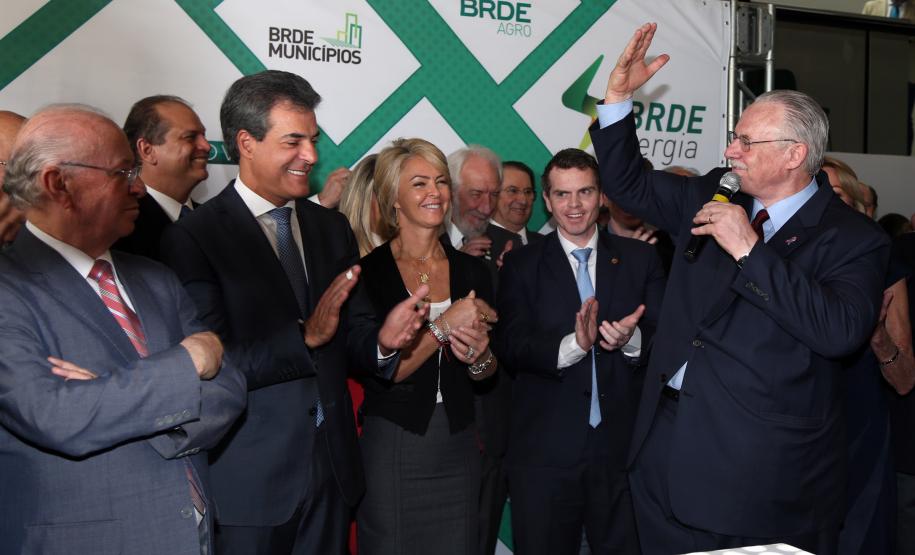 Paraná assume presidência do BRDE e quer ampliar oferta de recursos Governador Beto Richa participa da posse de Orlando Pessuti na Presidência do BRDE, em substituição a Odacir Klein, do Rio Grande do Sul. Curitiba, 14/11/2017.