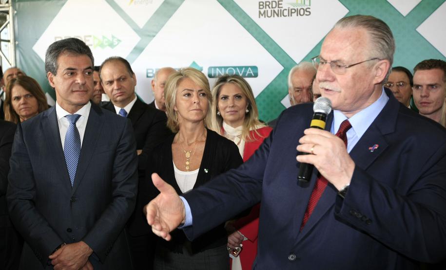 Paraná assume presidência do BRDE e quer ampliar oferta de recursos Governador Beto Richa participa da posse de Orlando Pessuti na Presidência do BRDE, em substituição a Odacir Klein, do Rio Grande do Sul. Curitiba, 14/11/2017.