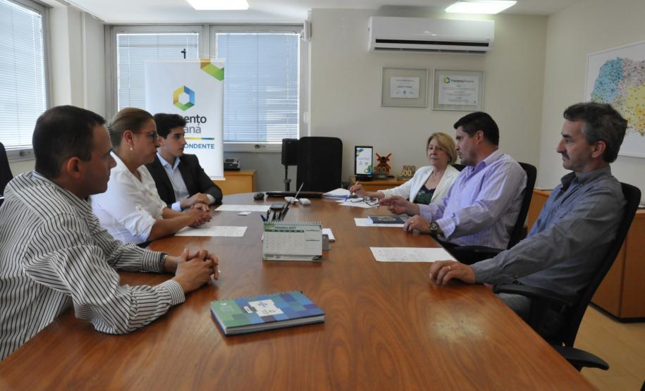 O vice-prefeito de Campo Magro, Osmar Leonardi, o secretário de Indústria, Comércio e Trabalho, Roberto Carlos Soares, e a agente de crédito do município, Inês de Brito, foram recebidos na Fomento Paraná nesta terça-feira (14/11).
