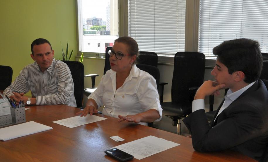 O vice-prefeito de Campo Magro, Osmar Leonardi, o secretário de Indústria, Comércio e Trabalho, Roberto Carlos Soares, e a agente de crédito do município, Inês de Brito, foram recebidos na Fomento Paraná nesta terça-feira (14/11).