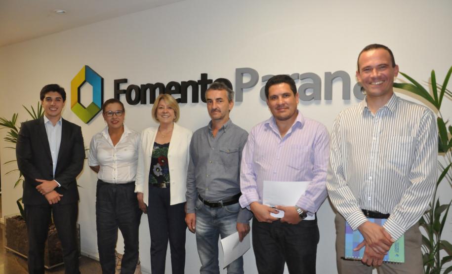 O vice-prefeito de Campo Magro, Osmar Leonardi, o secretário de Indústria, Comércio e Trabalho, Roberto Carlos Soares, e a agente de crédito do município, Inês de Brito, estiveram na Fomento Paraná nesta terça-feira (14/11).