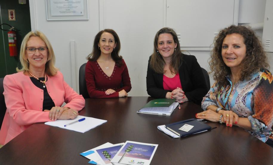 A diretora de Operações do Badesul, Jeanette Halmenschlager Lontra, acompanhada da superintendente de Setor Público, Márcia Meneghini Santana, e da técnica Alessandra Menegassi, foram atendidas pela gerente de Operações do Setor Público da Fomento Paraná, Ana Soraya Theobald, pelo diretor da área, Omar Sabbag Filho, e pelo diretor-presidente, Vilson Ribeiro de Andrade.