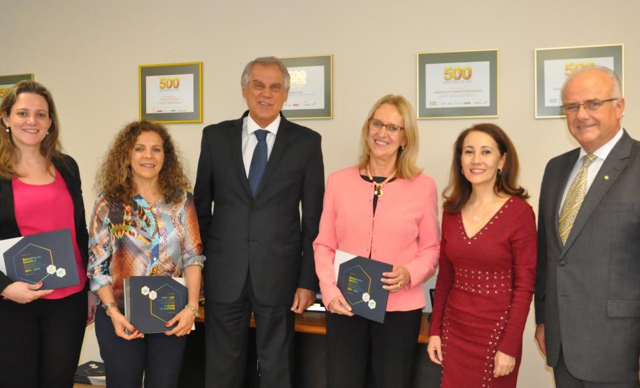 A diretora de Operações do Badesul, Jeanette Halmenschlager Lontra, acompanhada da superintendente de Setor Público, Márcia Meneghini Santana, e da técnica Alessandra Menegassi, foram atendidas pela gerente de Operações do Setor Público da Fomento Paraná, Ana Soraya Theobald, pelo diretor da área, Omar Sabbag Filho, e pelo diretor-presidente, Vilson Ribeiro de Andrade.