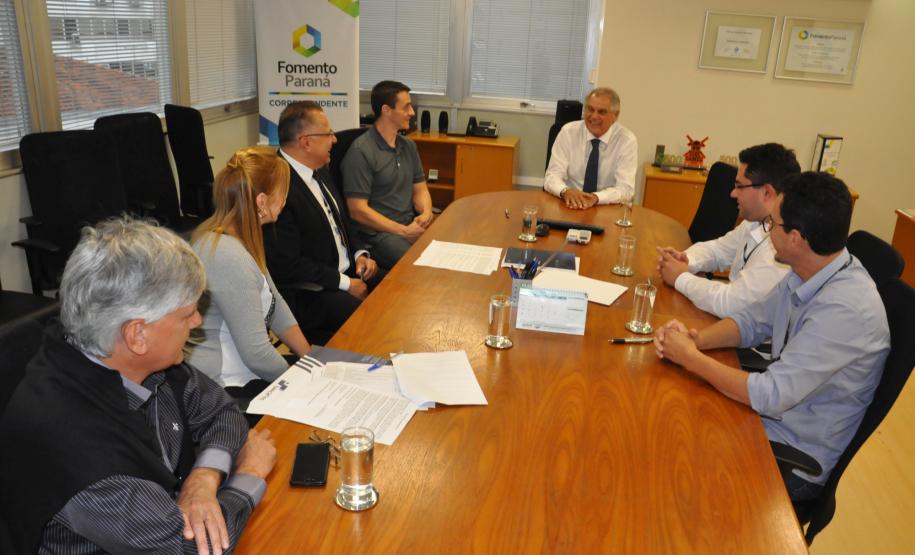 Fomento Paraná, Sindicato dos Bancários e ASSEAF firmam acordo coletivo de trabalho Foi assinado nesta terça-feira, 21 de novembro, o Acordo Coletivo de Trabalho entre a Fomento Paraná, o Sindicato dos Empregados em Estabelecimentos Bancários de Curitiba e Região, e a Associação dos Empregados da Agência de Fomento do Paraná (ASSEAF).