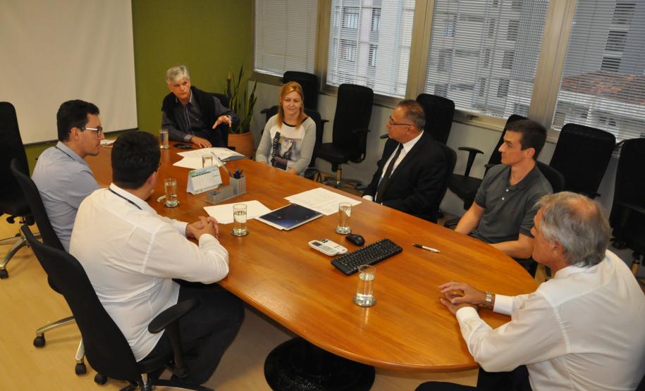 Fomento Paraná, Sindicato dos Bancários e ASSEAF firmam acordo coletivo de trabalho Foi assinado nesta terça-feira, 21 de novembro, o Acordo Coletivo de Trabalho entre a Fomento Paraná, o Sindicato dos Empregados em Estabelecimentos Bancários de Curitiba e Região, e a Associação dos Empregados da Agência de Fomento do Paraná (ASSEAF).