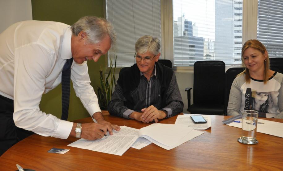 Fomento Paraná, Sindicato dos Bancários e ASSEAF firmam acordo coletivo de trabalho Fomento Paraná, Sindicato dos Bancários e ASSEAF firmam acordo coletivo de trabalho