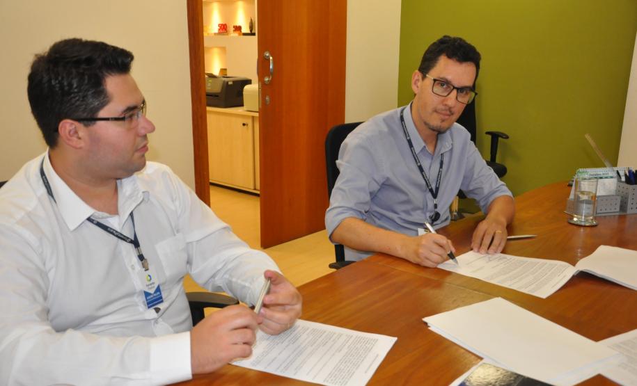 Fomento Paraná, Sindicato dos Bancários e ASSEAF firmam acordo coletivo de trabalho Foi assinado nesta terça-feira, 21 de novembro, o Acordo Coletivo de Trabalho entre a Fomento Paraná, o Sindicato dos Empregados em Estabelecimentos Bancários de Curitiba e Região, e a Associação dos Empregados da Agência de Fomento do Paraná (ASSEAF).