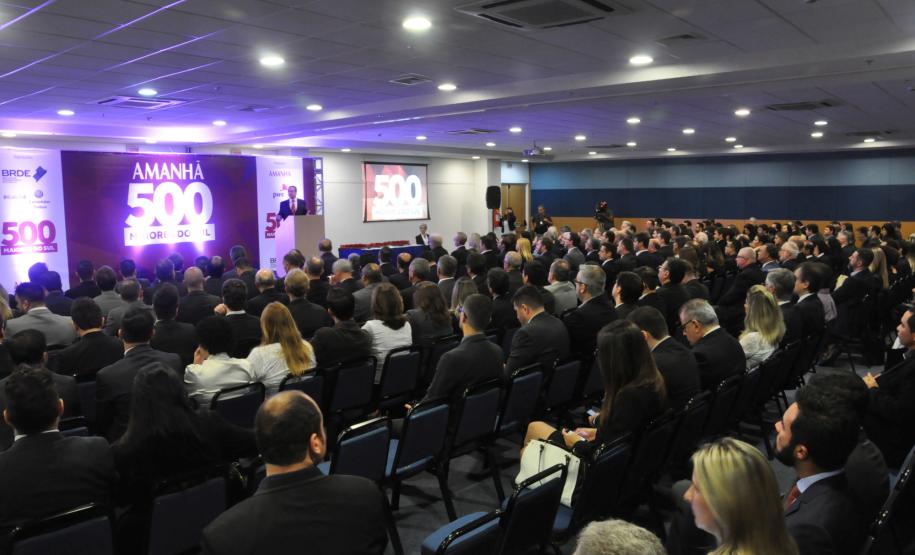 A Fomento Paraná participou da premiação 500 Maiores do Sul, da revista especializada Amanhã, realizado nesta quarta, 22, no Expo Unimed em Curitiba. O evento teve a participação do governador Beto Richa, do juiz federal Sérgio Moro e do presidente do BNDES, Paulo Rabello de Castro, que palestraram para um público formado por empresários e representantes das maiores empresas dos três estados do sul.