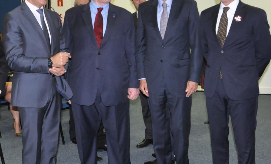 A Fomento Paraná participou da premiação 500 Maiores do Sul, da revista especializada Amanhã, realizado nesta quarta, 22, no Expo Unimed em Curitiba. 
Na imagem, o presidente da Fomento Paraná, Vilson Ribeiro de Andrade, e o diretor de Mercado, Luiz Malucelli Neto, com o governador Beto Richa e o presidente do BRDE, Orlando Pessuti.