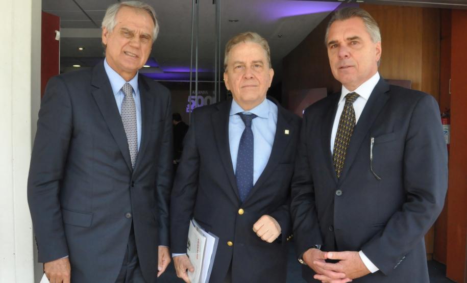 O presidente da Fomento Paraná, Vilson Ribeiro de Andrade, e o diretor de Mercado, Luiz Malucelli Neto, com o presidente do BNDES, Paulo Rabello Castro, na premiação 500 Maiores do Sul, da revista especializada Amanhã, realizado nesta quarta, 22, no Expo Unimed em Curitiba.