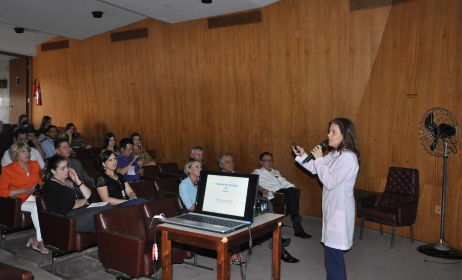 Palestra promovida pela UniFomento com a farmacêutica bioquímica Angela Zanlorenzi, voluntária da Rede Feminina de Combate ao Câncer, abordou a importância da alimentação saudável para prevenção do câncer.