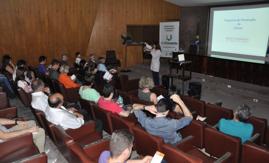 Palestra promovida pela UniFomento com a farmacêutica bioquímica Angela Zanlorenzi, voluntária da Rede Feminina de Combate ao Câncer, abordou a importância da alimentação saudável para prevenção do câncer.