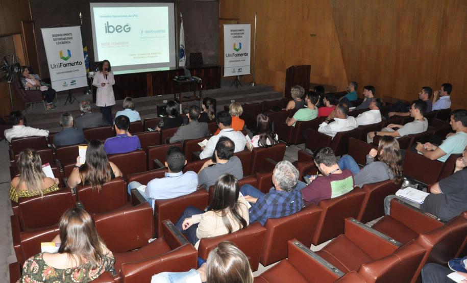 Palestra promovida pela UniFomento com a farmacêutica bioquímica Angela Zanlorenzi, voluntária da Rede Feminina de Combate ao Câncer, abordou a importância da alimentação saudável para prevenção do câncer.