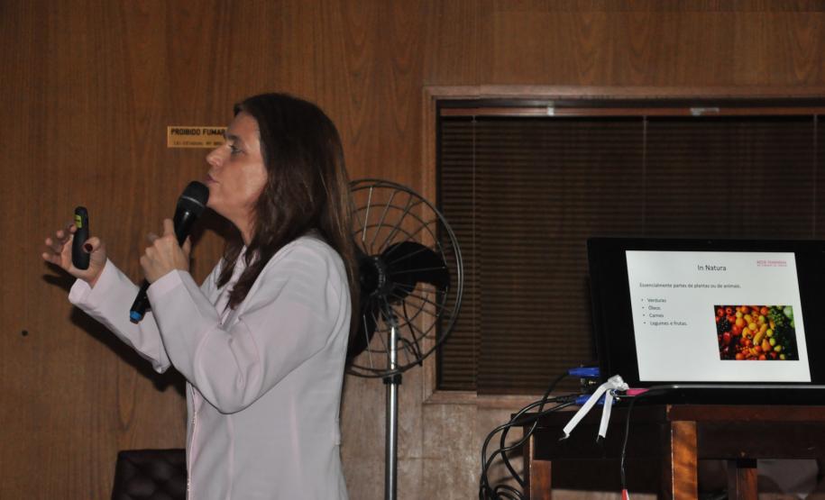 Palestra promovida pela UniFomento com a farmacêutica bioquímica Angela Zanlorenzi, voluntária da Rede Feminina de Combate ao Câncer, abordou a importância da alimentação saudável para prevenção do câncer.