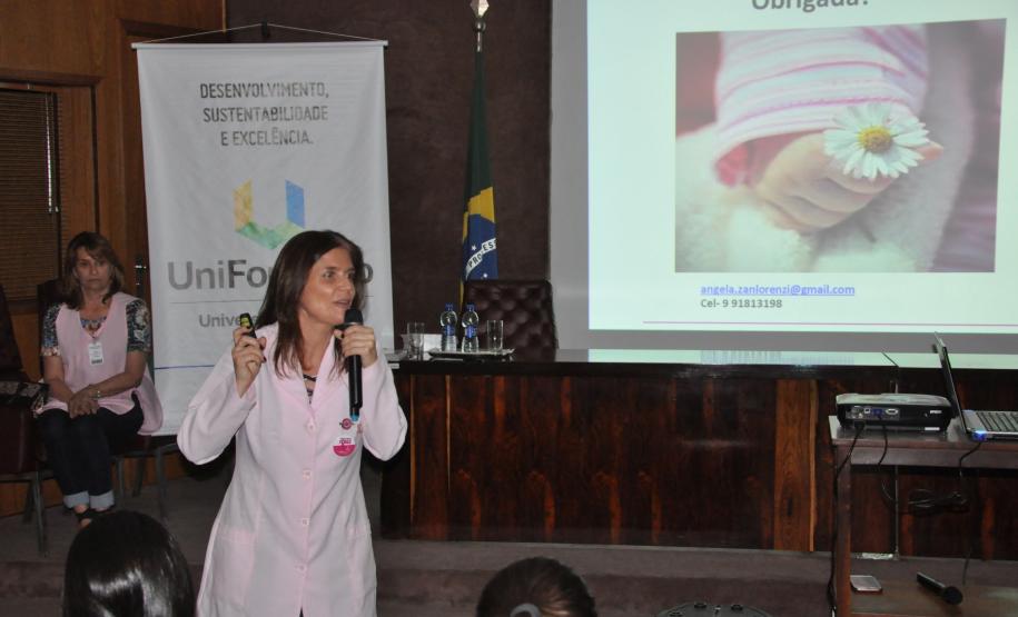 Palestra promovida pela UniFomento com a farmacêutica bioquímica Angela Zanlorenzi, voluntária da Rede Feminina de Combate ao Câncer, abordou a importância da alimentação saudável para prevenção do câncer.