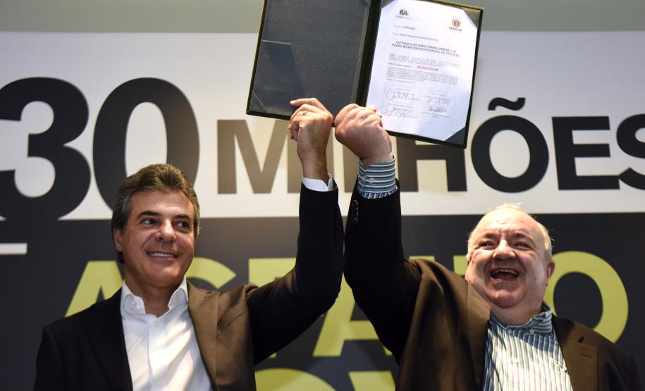 O Governo do Estado autorizou a Prefeitura de Curitiba a contratar um financiamento de R$ 30 milhões pelo do Sistema de Financiamento aos Municípios (SFM), para obras de recuperação asfáltica em 59 ruas da capital paranaense. O convênio foi assinado nesta sexta-feira (1º/12) pelo governador Beto Richa e pelo prefeito Rafael Greca.