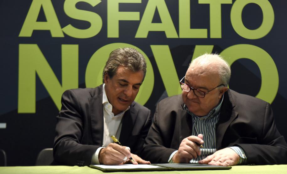 O Governo do Estado autorizou a Prefeitura de Curitiba a contratar um financiamento de R$ 30 milhões pelo do Sistema de Financiamento aos Municípios (SFM), para obras de recuperação asfáltica em 59 ruas da capital paranaense. O convênio foi assinado nesta sexta-feira (1º/12) pelo governador Beto Richa e pelo prefeito Rafael Greca.