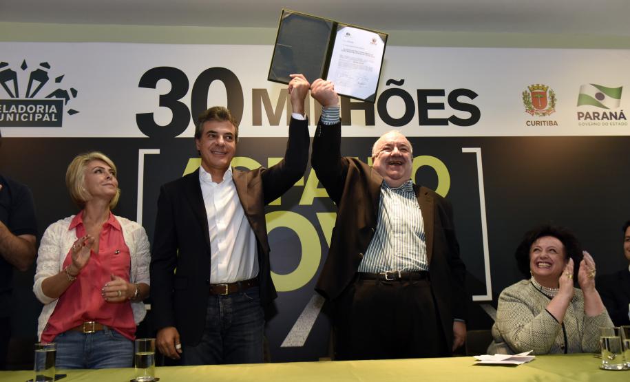 O Governo do Estado autorizou a Prefeitura de Curitiba a contratar um financiamento de R$ 30 milhões pelo do Sistema de Financiamento aos Municípios (SFM), para obras de recuperação asfáltica em 59 ruas da capital paranaense. O convênio foi assinado nesta sexta-feira (1º/12) pelo governador Beto Richa e pelo prefeito Rafael Greca.