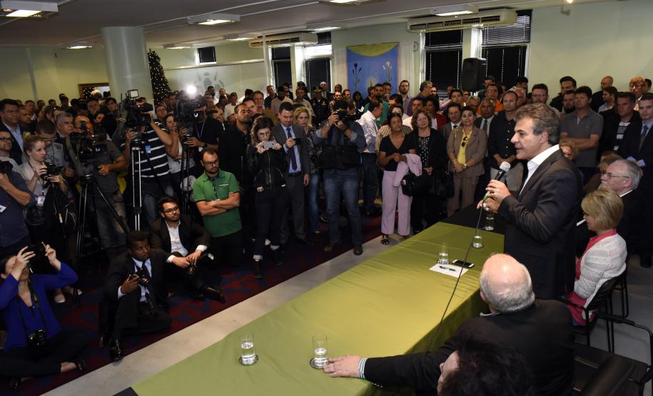 O Governo do Estado autorizou a Prefeitura de Curitiba a contratar um financiamento de R$ 30 milhões pelo do Sistema de Financiamento aos Municípios (SFM), para obras de recuperação asfáltica em 59 ruas da capital paranaense. O convênio foi assinado nesta sexta-feira (1º/12) pelo governador Beto Richa e pelo prefeito Rafael Greca.