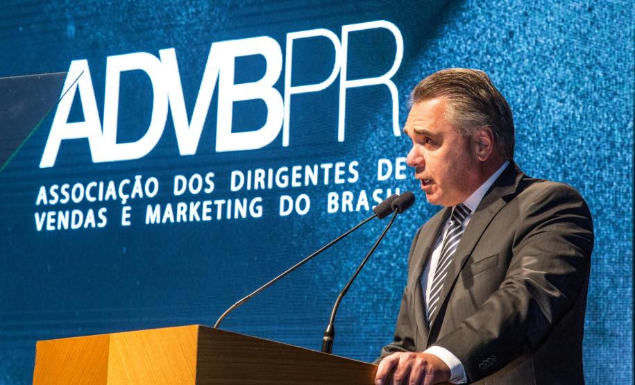 ADVB-PR premia vencedores do Top de Marketing 2017 O diretor de Mercado, Luiz Malucelli Neto, representou a Fomento Paraná, que é uma das patrocinadoras do Top de Marketing, concurso que conta com a participação de empresas públicas e privadas que desenvolveram ações de marketing diferenciadas durante o ano.