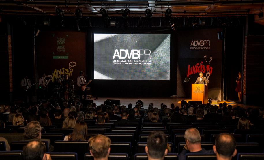 ADVB-PR premia vencedores do Top de Marketing 2017 O diretor de Mercado, Luiz Malucelli Neto, representou a Fomento Paraná, que é uma das patrocinadoras do Top de Marketing, concurso que conta com a participação de empresas públicas e privadas que desenvolveram ações de marketing diferenciadas durante o ano.