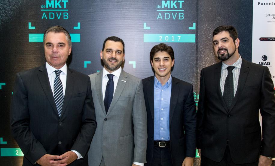 ADVB-PR premia vencedores do Top de Marketing 2017 A ADVB-PR anunciou os vencedores do concurso Top de Marketing 2017, em evento no Pequeno Auditório do Teatro Positivo. Na imagem o diretor de Mercado, Luiz Malucelli Neto, que representou a Fomento Paraná como um dos patrocinadores do concurso, Roberto Herrera, coordenador do Top de Marketing, e Luiz Renato Hauly, assessor de Mercado da Fomento Paraná.