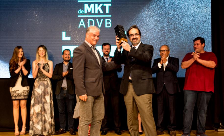 ADVB-PR premia vencedores do Top de Marketing 2017 A ADVB-PR anunciou os vencedores do concurso Top de Marketing 2017, que tem a Fomento Paraná como uma das instituições patrocinadoras. O aplicativo “Menor Preço do Nota Paraná: Big Data a serviço do cidadão paranaense”, campanha da Secretaria de Estado da Fazenda, foi o vencedor na categoria “serviço”.