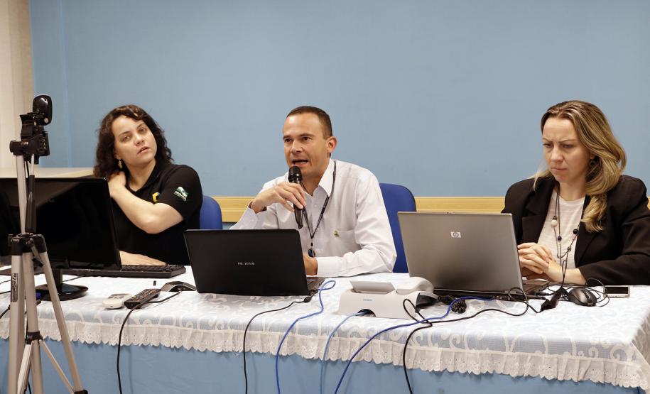 Richer de Matos, gerente de Mercado, fala durante webcast com agentes de crédito, nas instalações da Celepar.