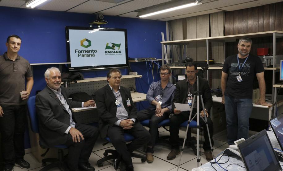 Técnicos da Fomento Paraná participam do webcast com agentes de crédito, nas instalações da Celepar.
