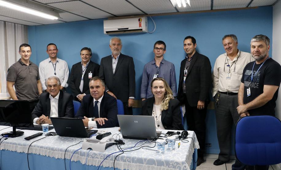 A Fomento Paraná realizou dois encontros virtuais via transmissão webcast com correspondentes e agentes de crédito nesta terça-feira, 7/12. A transmissão foi realizada a partir das instalações da Celepar, que preparou uma sala de bate-papo e os equipamentos para transmissão em vídeo para todo o estado.