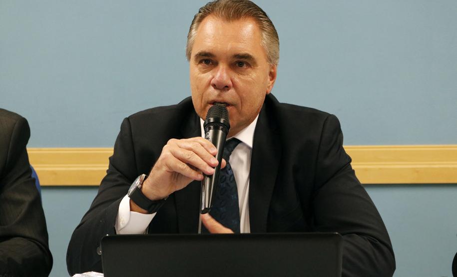 O diretor de Mercado, Luis Malucelli Neto, na abertura do webcast com agentes de crédito, nas instalações da Celepar.