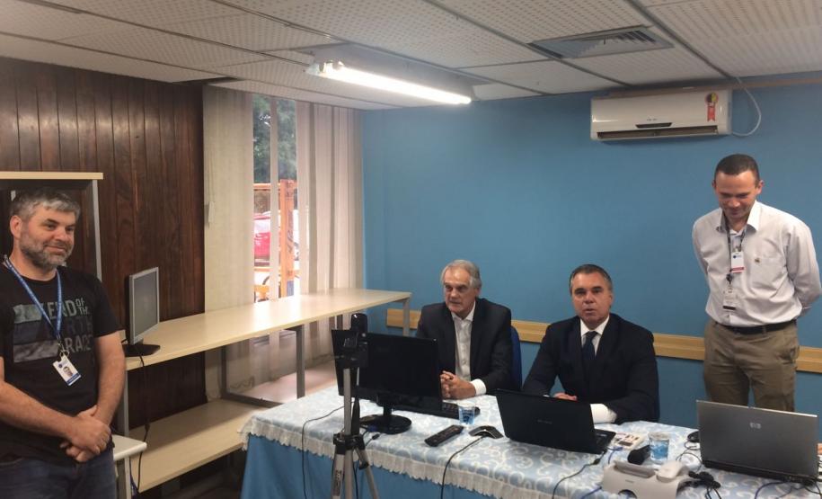 Webcast com correspondentes e agentes de crédito A Fomento Paraná realizou dois encontros virtuais via transmissão webcast com correspondentes e agentes de crédito nesta terça-feira, 7/12. A transmissão foi realizada a partir das instalações da Celepar, que preparou uma sala de bate-papo e os equipamentos para transmissão em vídeo para todo o estado.