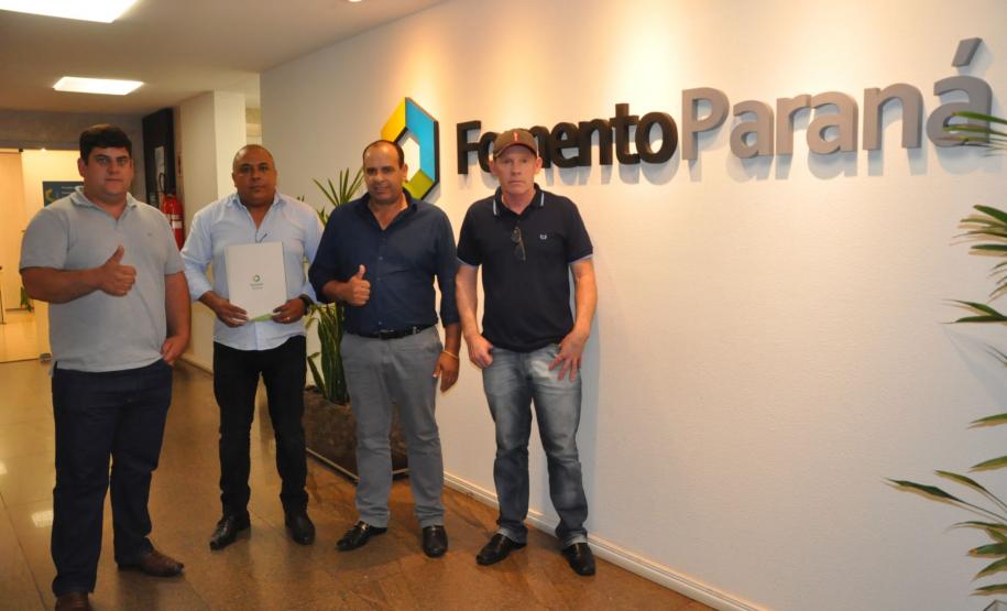 O prefeito Moiseis Branco da Silva e o presidente da Fomento Paraná, Vilson Ribeiro de Andrade, assinaram nesta quinta-feira (14) dois contratos, no valor de R$ 1 milhão para pavimentação de vias urbanas e R$ 500 mil para aquisição de uma motoniveladora, para conservação da malha de estradas rurais do município.