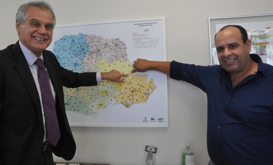 O prefeito Moiseis Branco da Silva e o presidente da Fomento Paraná, Vilson Ribeiro de Andrade, assinaram nesta quinta-feira (14) dois contratos, no valor de R$ 1 milhão para pavimentação de vias urbanas e R$ 500 mil para aquisição de uma motoniveladora, para conservação da malha de estradas rurais do município.