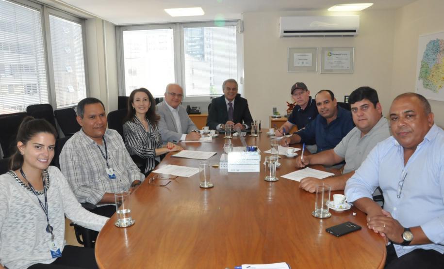 O prefeito Moiseis Branco da Silva e o presidente da Fomento Paraná, Vilson Ribeiro de Andrade, assinaram nesta quinta-feira (14) dois contratos, no valor de R$ 1 milhão para pavimentação de vias urbanas e R$ 500 mil para aquisição de uma motoniveladora, para conservação da malha de estradas rurais do município.