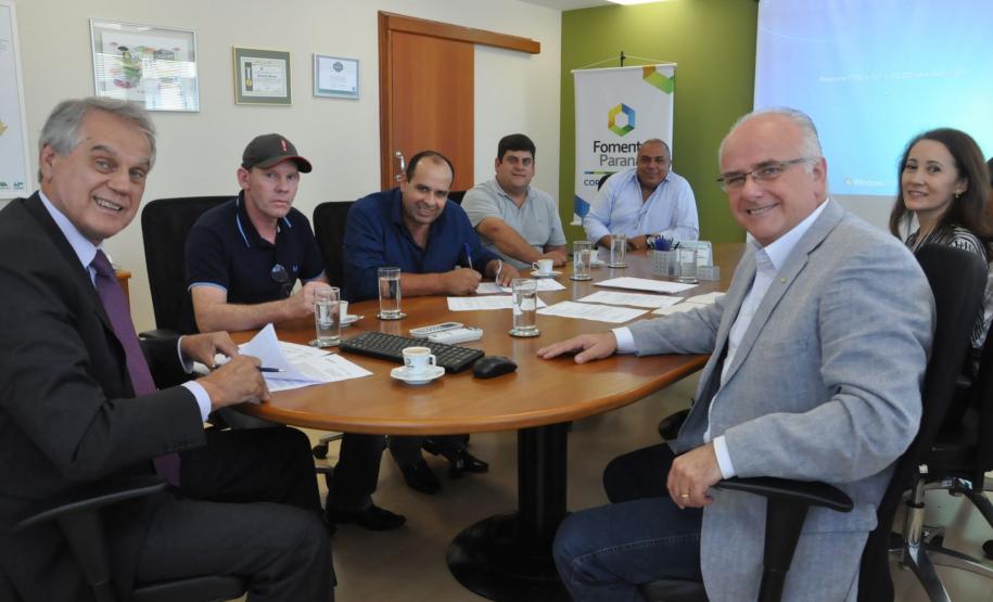 O prefeito Moiseis Branco da Silva e o presidente da Fomento Paraná, Vilson Ribeiro de Andrade, assinaram nesta quinta-feira (14) dois contratos, no valor de R$ 1 milhão para pavimentação de vias urbanas e R$ 500 mil para aquisição de uma motoniveladora, para conservação da malha de estradas rurais do município.