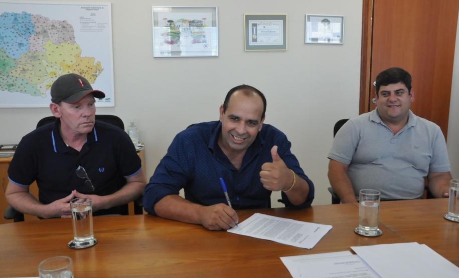 O prefeito Moiseis Branco da Silva e o presidente da Fomento Paraná, Vilson Ribeiro de Andrade, assinaram nesta quinta-feira (14) dois contratos, no valor de R$ 1 milhão para pavimentação de vias urbanas e R$ 500 mil para aquisição de uma motoniveladora, para conservação da malha de estradas rurais do município.