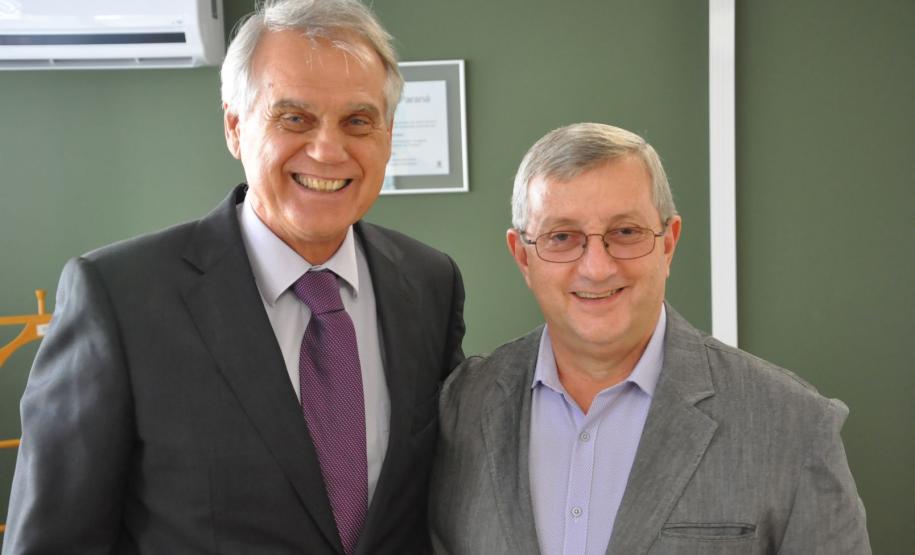 Palestra Fernando Pianaro - Coaching e Mentoring na Administração Pública O presidente da Fomento Paraná, Vilson Ribeiro de Andrade, com o palestrante Fernando Pianaro.