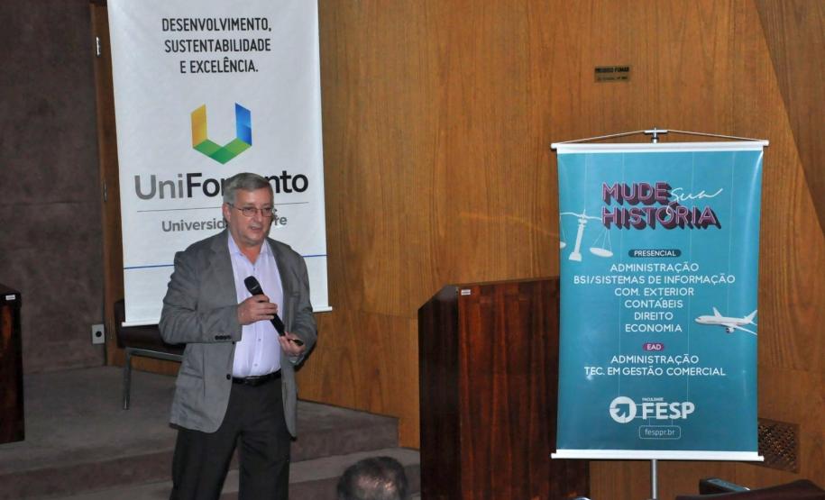 Palestra Fernando Pianaro - Coaching e Mentoring na Administração Pública O professor Fernando Pianaro apresentou a palestra "Coaching e Mentoring na Administração Pública" na Fomento Paraná.