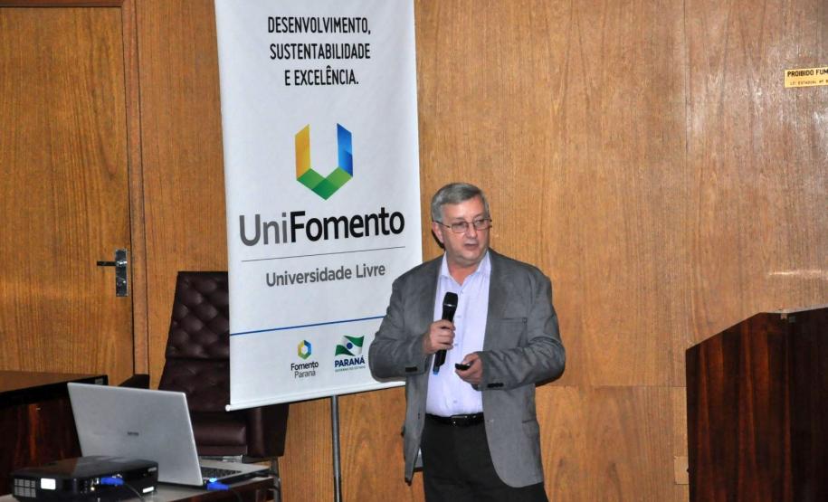 Palestra Fernando Pianaro - Coaching e Mentoring na Administração Pública O professor Fernando Pianaro apresentou a palestra "Coaching e Mentoring na Administração Pública" na Fomento Paraná.