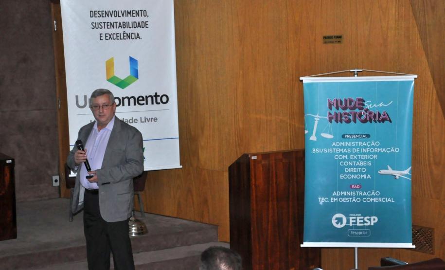 Palestra Fernando Pianaro - Coaching e Mentoring na Administração Pública O professor Fernando Pianaro apresentou a palestra "Coaching e Mentoring na Administração Pública" na Fomento Paraná.