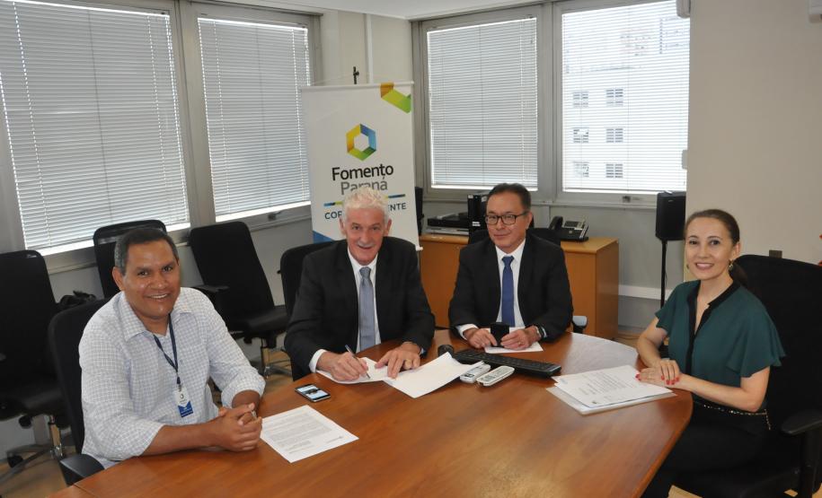 O prefeito de Guaíra, Heraldo Trento, assinou um contrato de financiamento de R$ 4 milhões com a Fomento Paraná nesta segunda-feira (18). O valor será investido na pavimentação de diversas ruas do município, que fica no Oeste do estado.