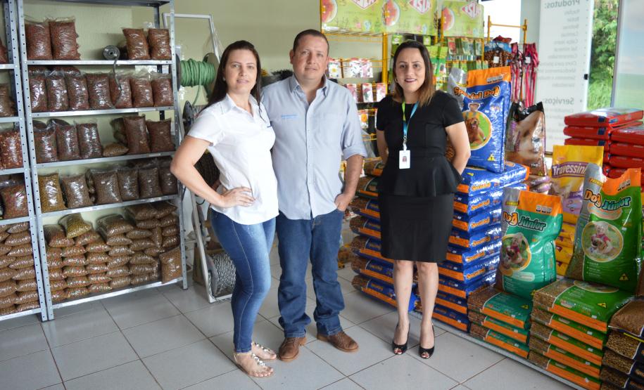 Loja de produtos agropecuários buscou financiamento da instituição para melhorar estoque de insumos. Na imagem, Simone e Silvio com a correspondente da Fomento Paraná, Thalita Senhorini.