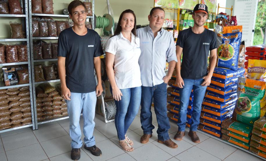 Loja de produtos agropecuários buscou financiamento da instituição para melhorar estoque de insumos. Na imagem, Silvio e Simone com os funcionários Arnaldo e Mateus.