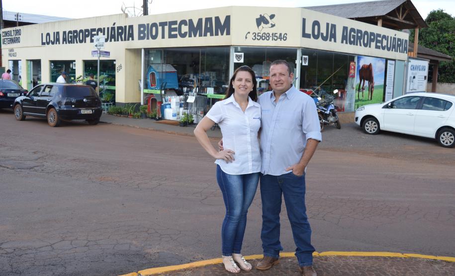 Loja de produtos agropecuários buscou financiamento da instituição para melhorar estoque de insumos. Na imagem, Simone Farias e Silvio Silveira Junior, sócios da empresa.